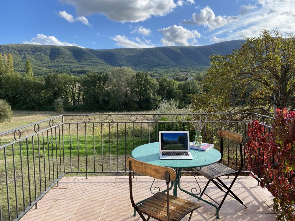 télétravail-Provence-La-Bastidonne-Terrasse-e1601918860916